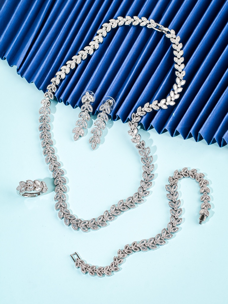 Smooth straight line safa zircon set