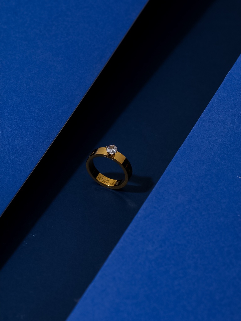 Elegant golden ring with one stone