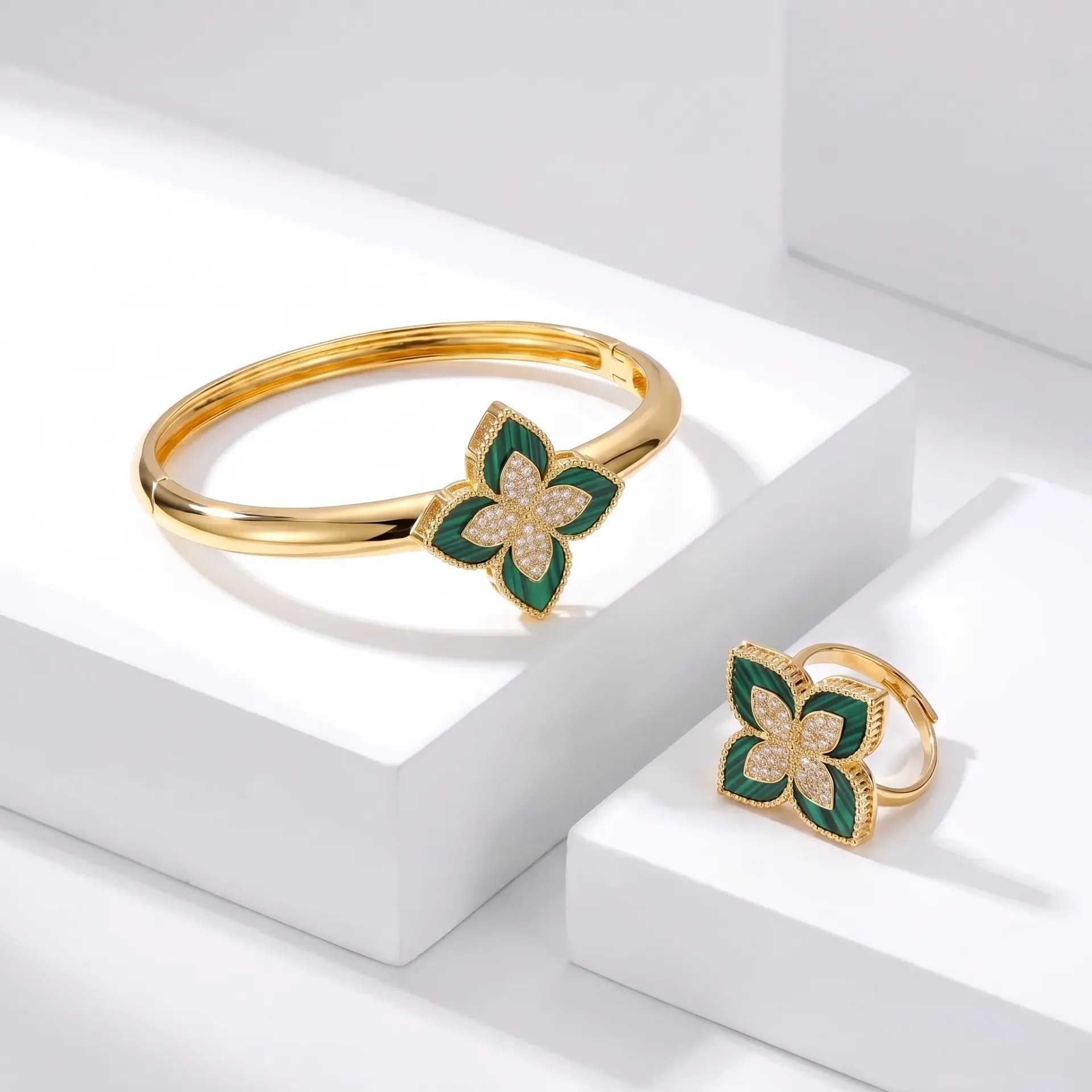 New. ro bangle with ring (green)