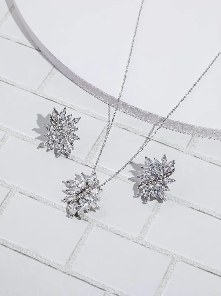 Leaf between line zircon necklace set