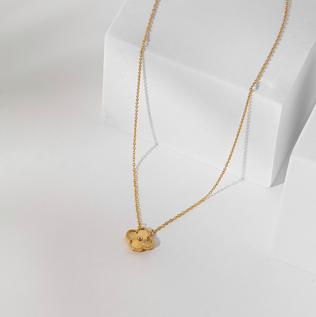 1 Flower shape necklace (gold)