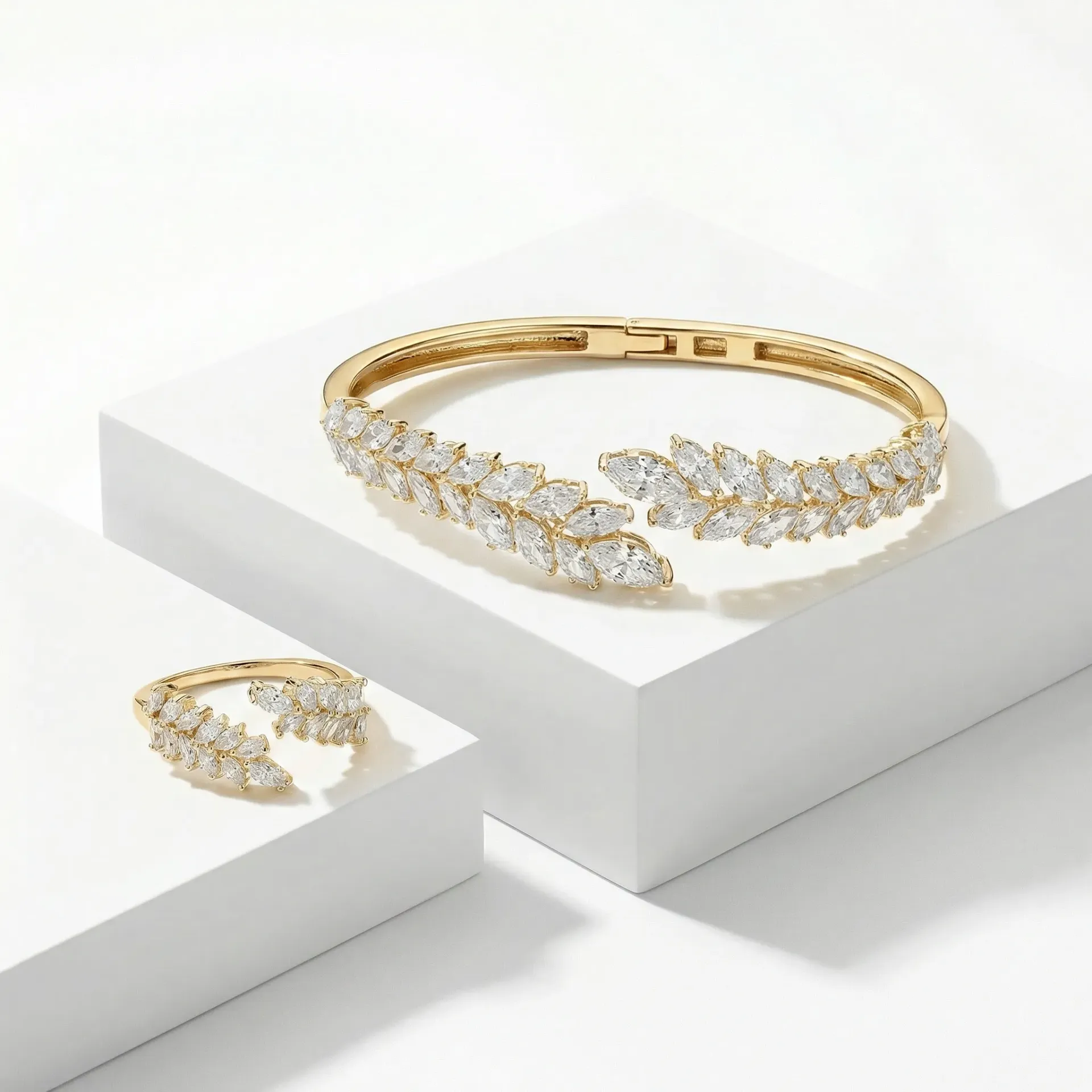 [FQ038376102] Big leaves bangle with ring  (gold)