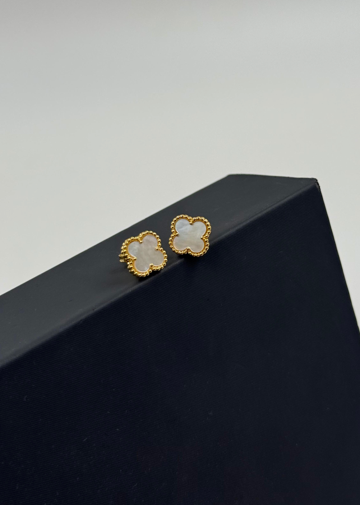 Mini flower earrings   (white)