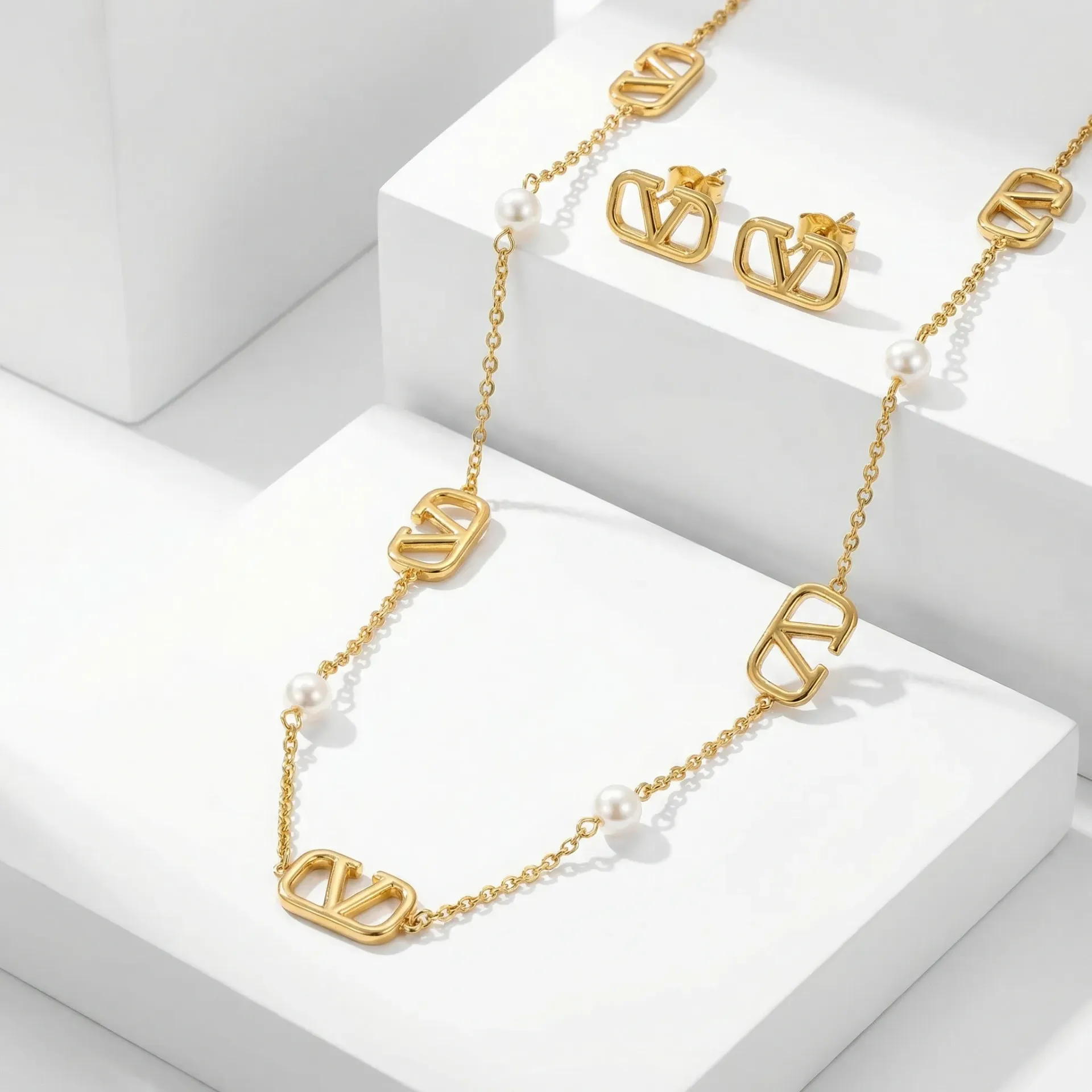 V shape with lulu necklace set 