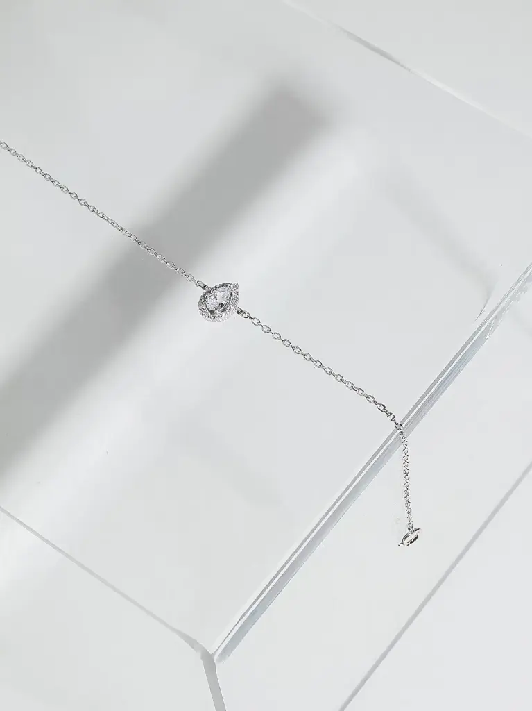 [C6314-W] Small diamond shape bracelet (white)