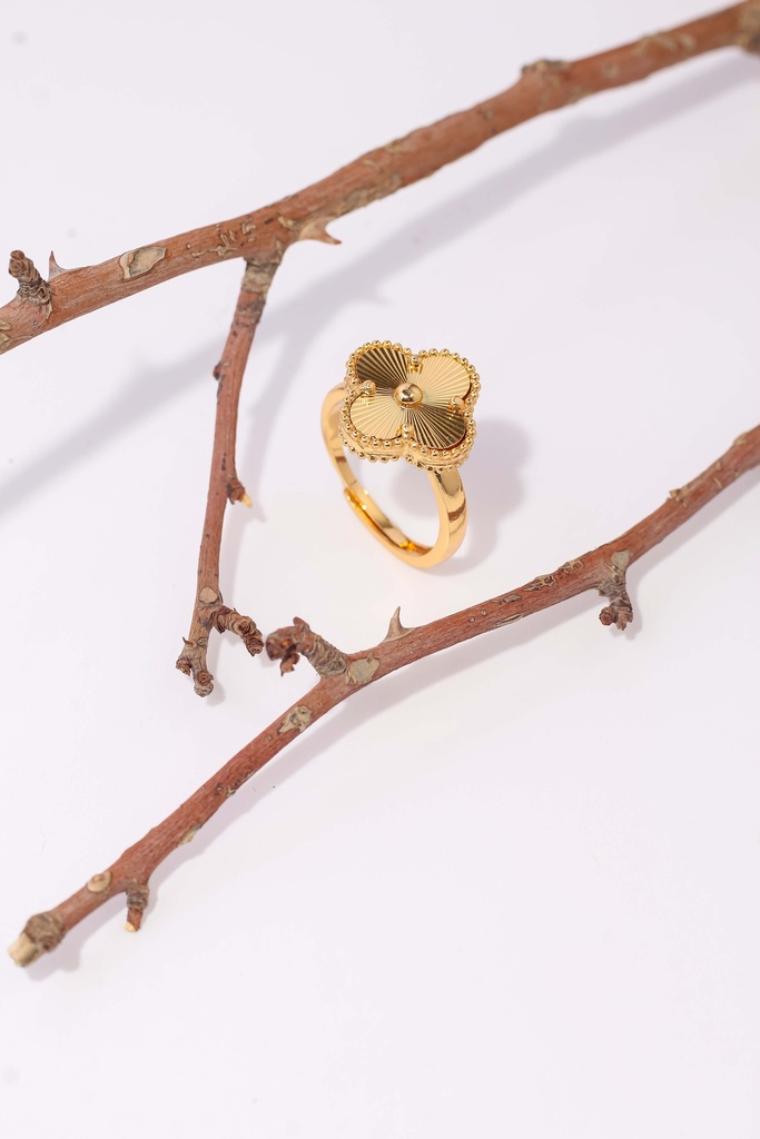 elegant flower shape ring (gold)