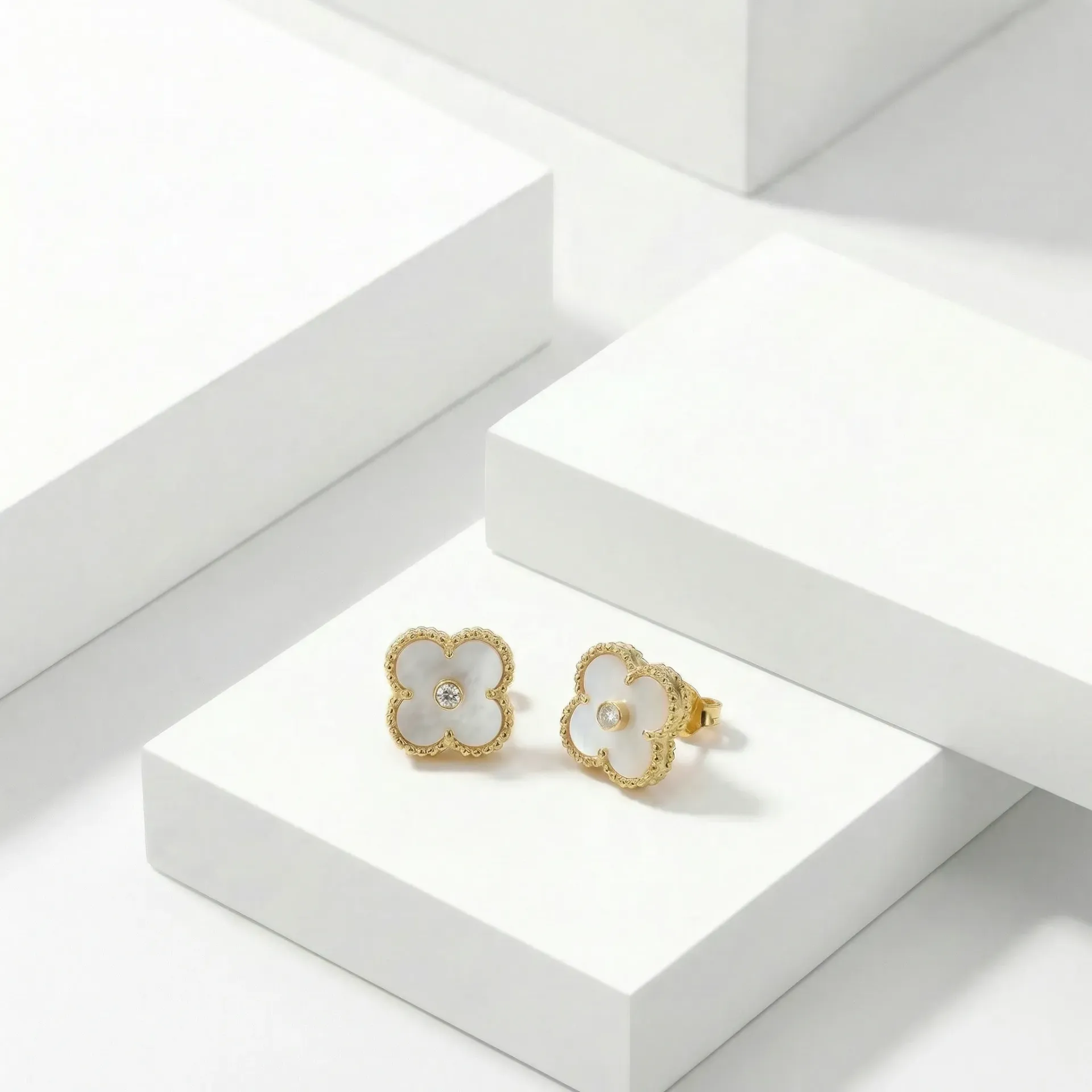 flower shape earrings with stone (white)