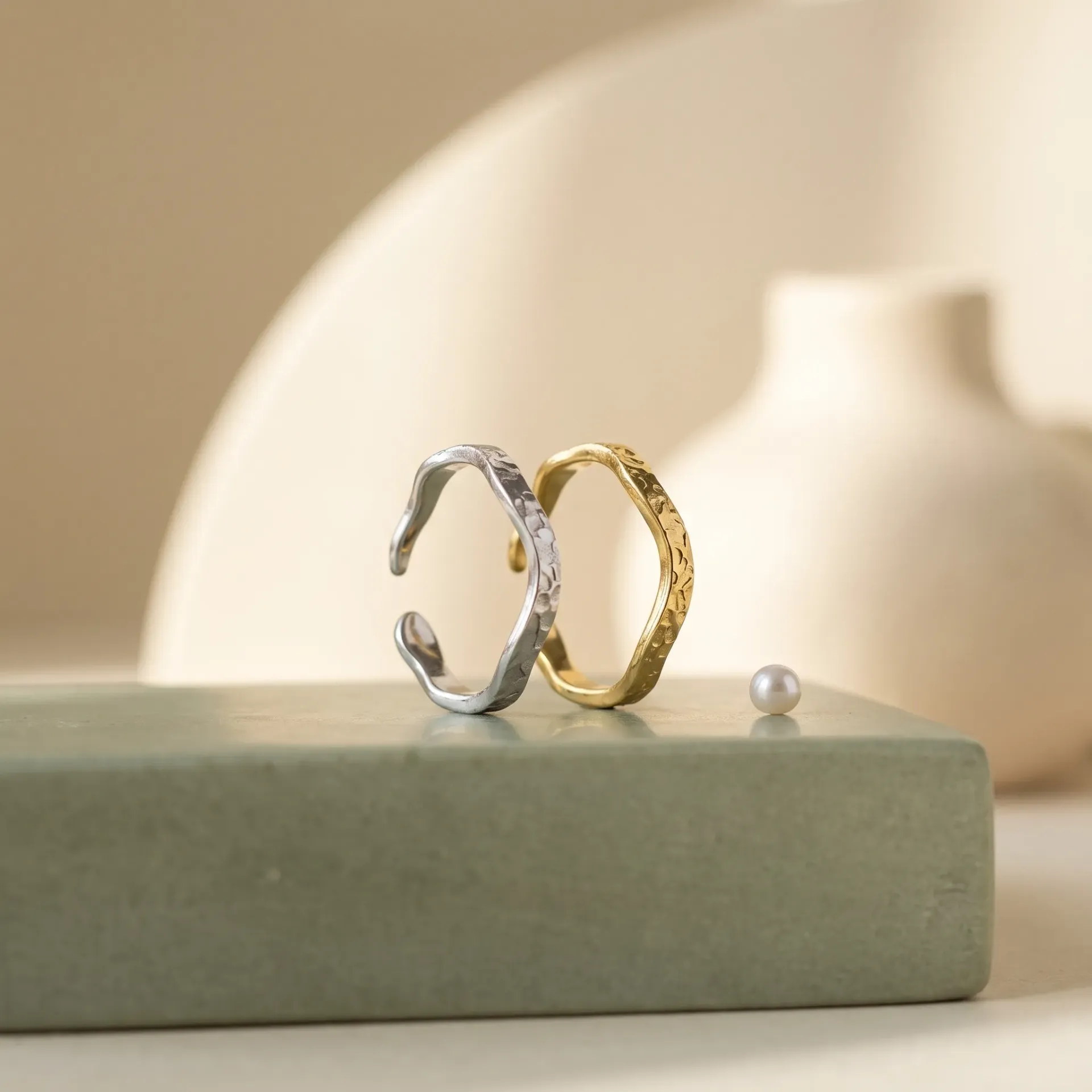 [R8182-W] Wave hammered open silver925 ring (white)