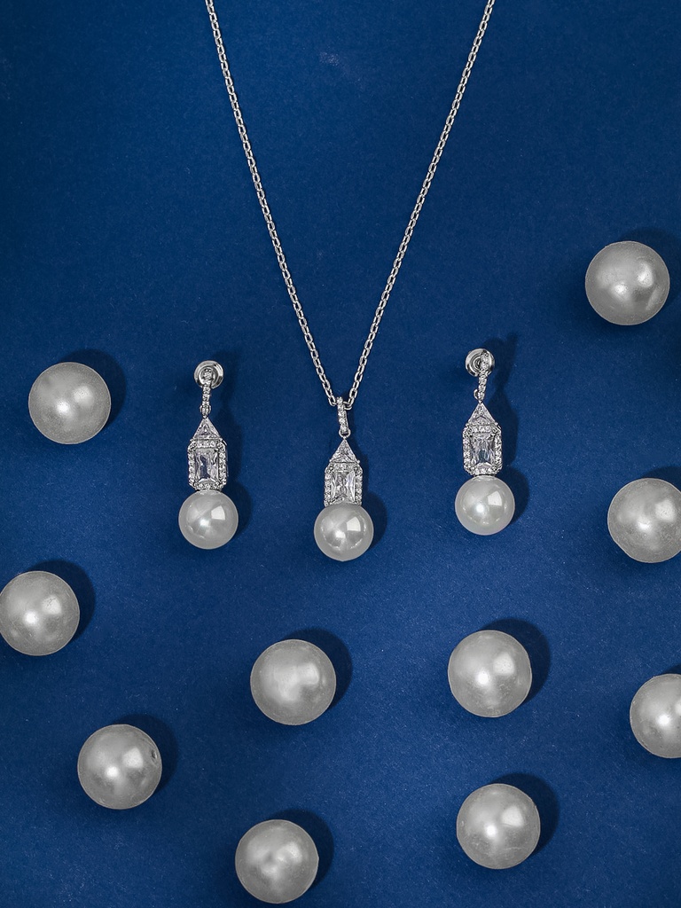 Unique cubic necklace set with lulu