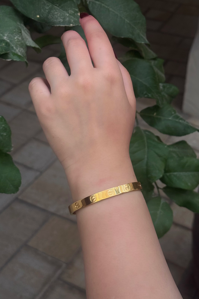 Elegant bangle without escrow