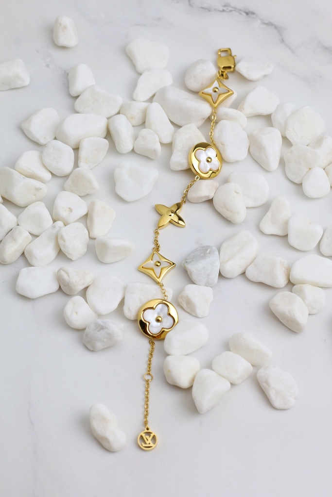 Elegant bracelet star shape