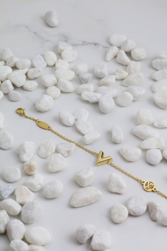 Elegant bracelet v shape