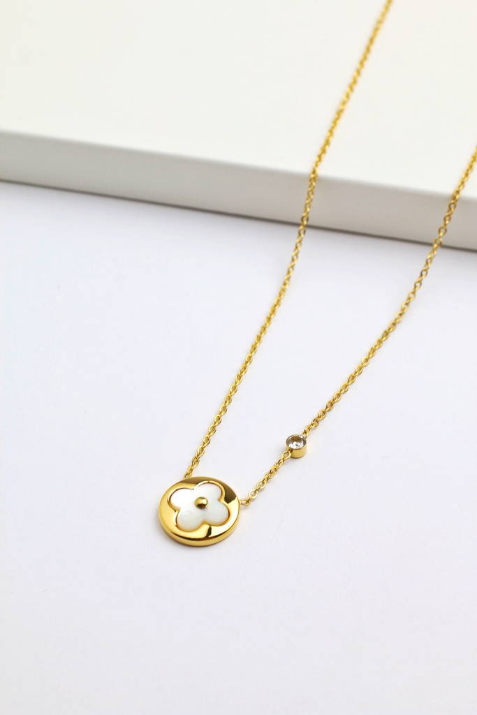 Elegant necklace star shape