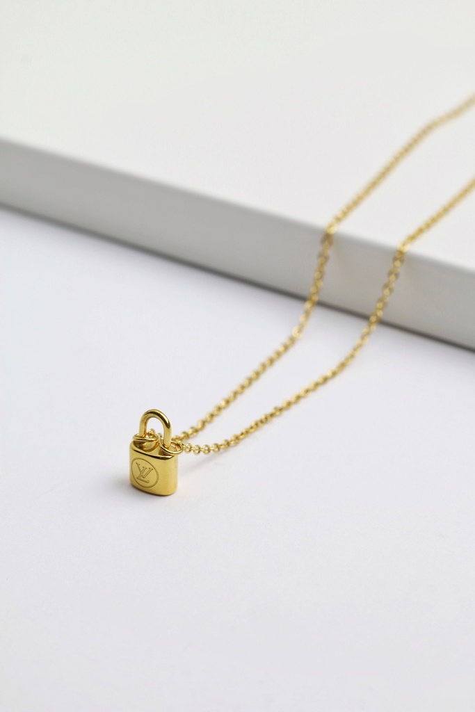 Elegant necklace lock shpe