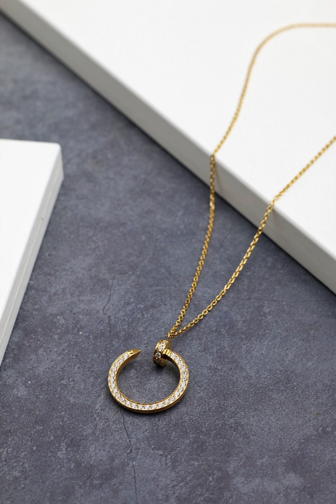 Nail necklace with stones