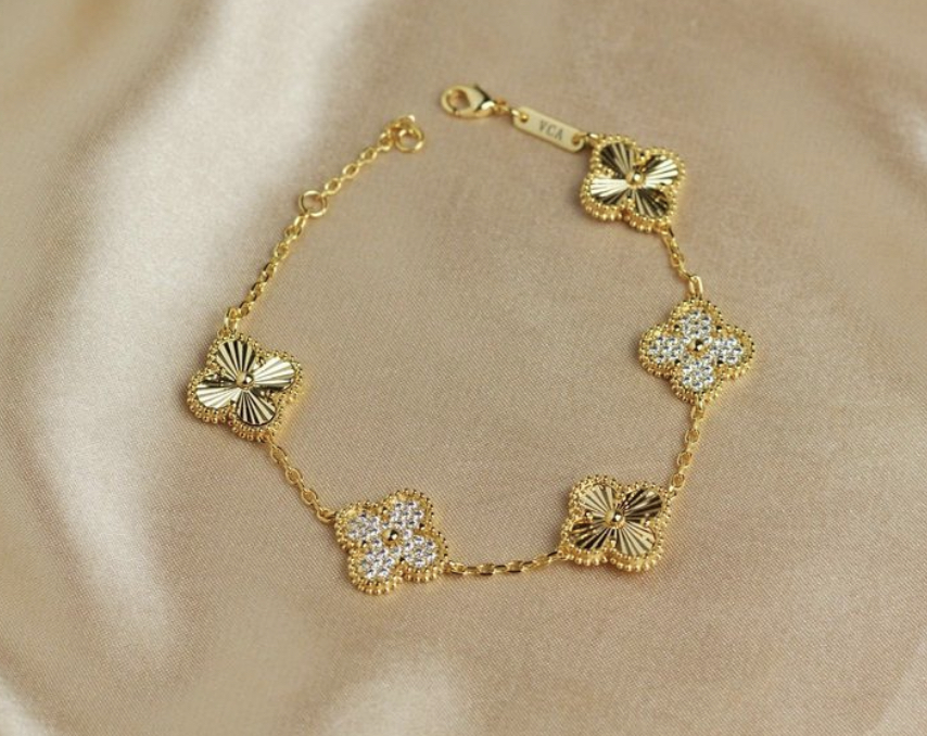 Flower shape bracelet 