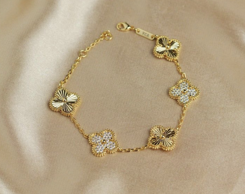Flower shape bracelet gold