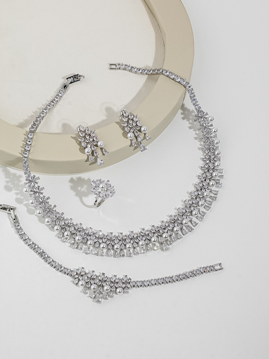 Elegant zircon set with lulu