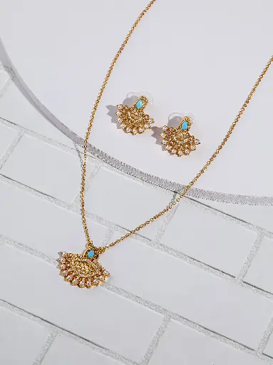 Fan with Lulu necklace set