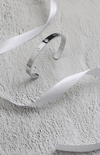 Open size bangle with stone